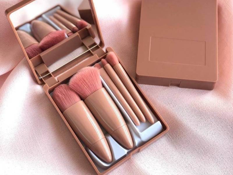 چرا کرم پودرم روی صورت می‌ماسه؟ | ۱۰ دلیل و راه حل حرفه‌ای برای پوست مخملی