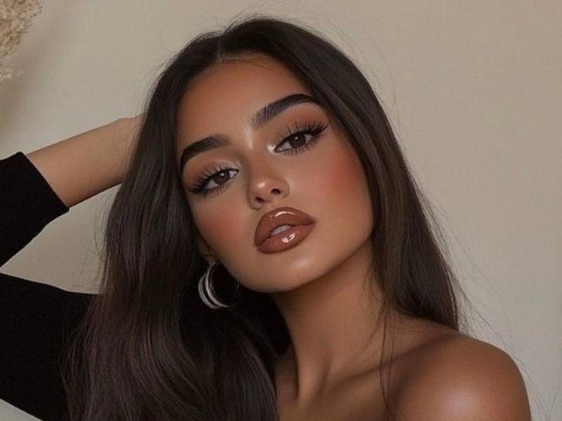 یک مدل آرایش پاییزی با استایل مونوکروم که نمونهای از ترند آرایشی پاییز ۱۴۰۴ برای یک میکاپ هماهنگ و گرم است.