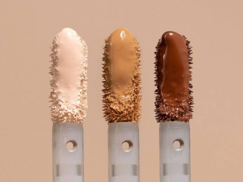 انواع کانسیلرهای مایع با بافتهای مختلف برای پوشاندن تیرگی زیر چشم.