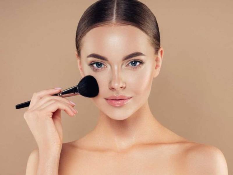 مرحله نهایی تثبیت کردن بهترین کانسیلر برای تیرگی زیر چشم با پودر فیکس.