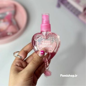 خرید عطر بیکینی قلبی صورتی مدل پودر بچه در دست